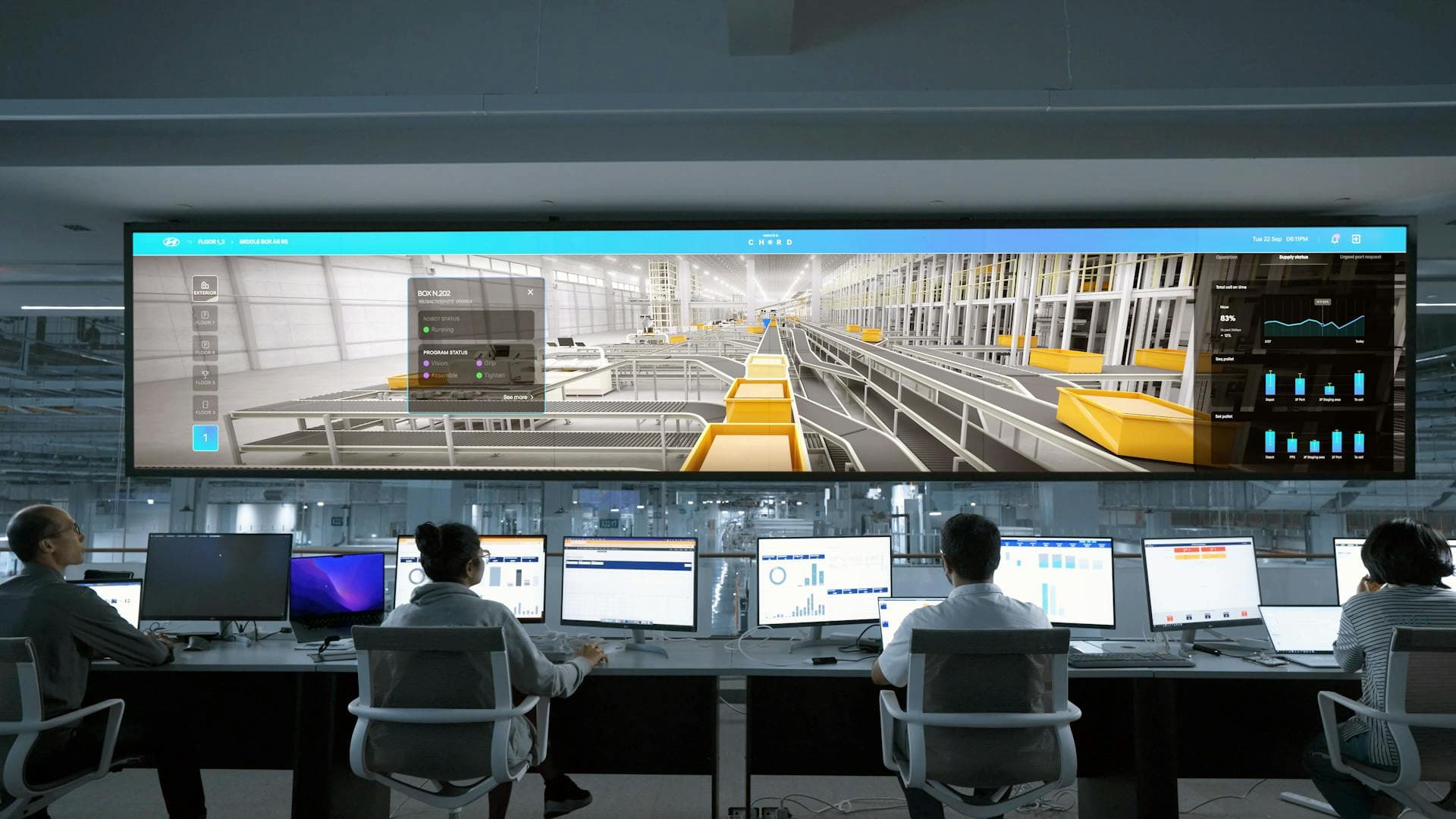 Kontrollzentrale für kritische Infrastruktur mit Monitoring-Bildschirmen