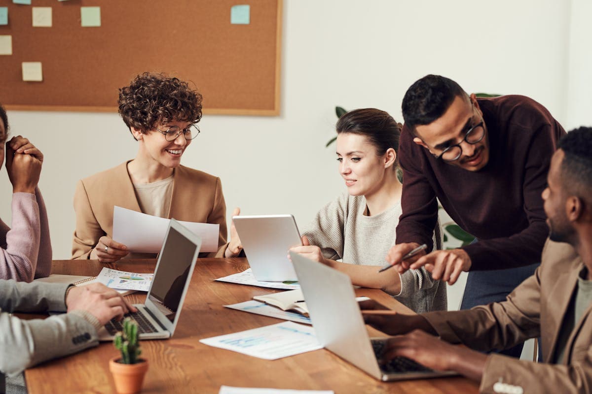 Team bei der gemeinsamen Arbeit