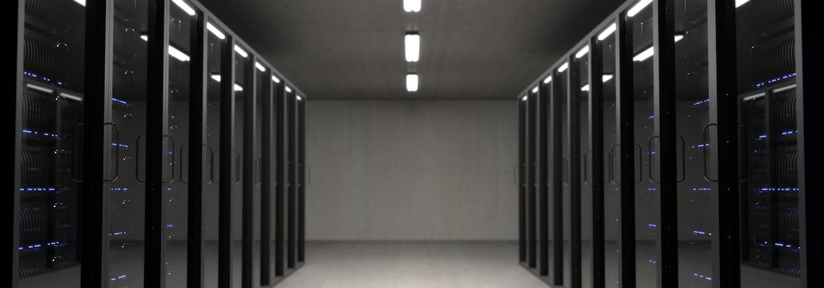 Rechenzentrum mit Server-Racks und Netzwerk-Verkabelung