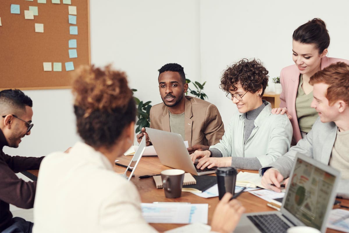 Team im Büro bei der Arbeit mit digitalen Dokumenten