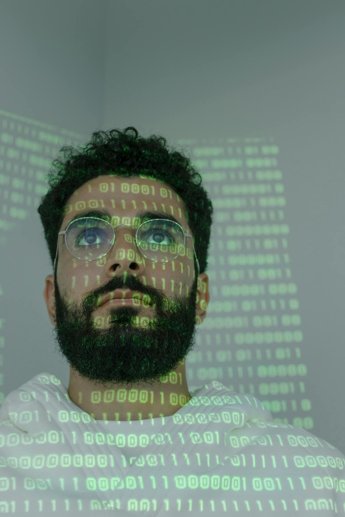 IT-Techniker bei der Fehleranalyse an Server-Hardware