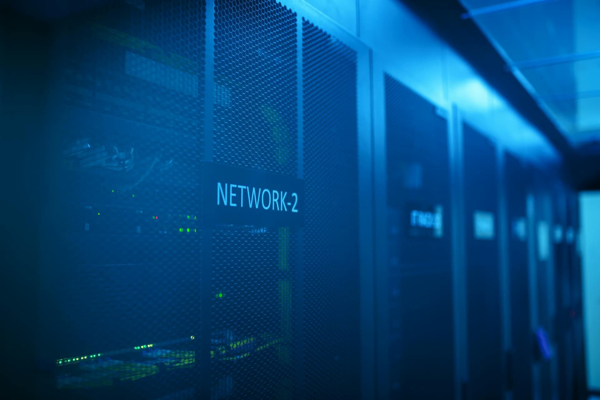 Netzwerk-Rack mit IT-Monitoring zur Vermeidung von Systemausfällen