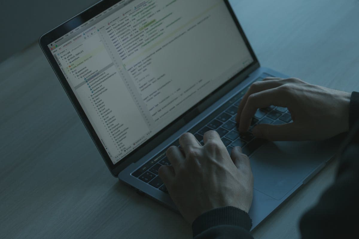 IT-Monitoring Dashboard auf Bildschirm