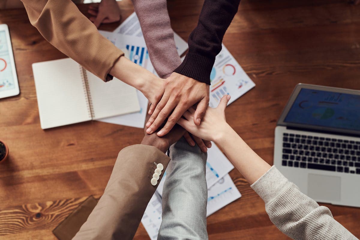 Team bei professionellem Austausch zum Thema IT-Sicherheit