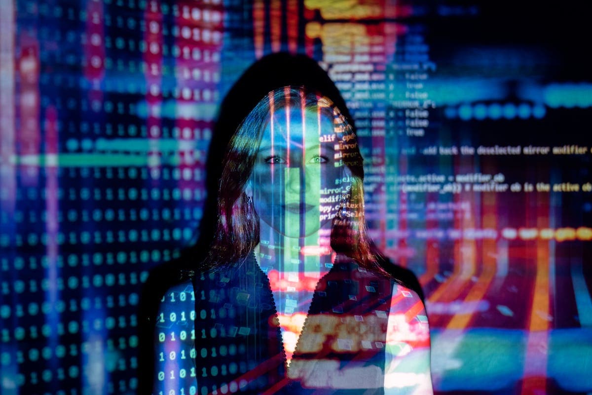 Fachkraft an Computerarbeitsplatz in Leitstelle