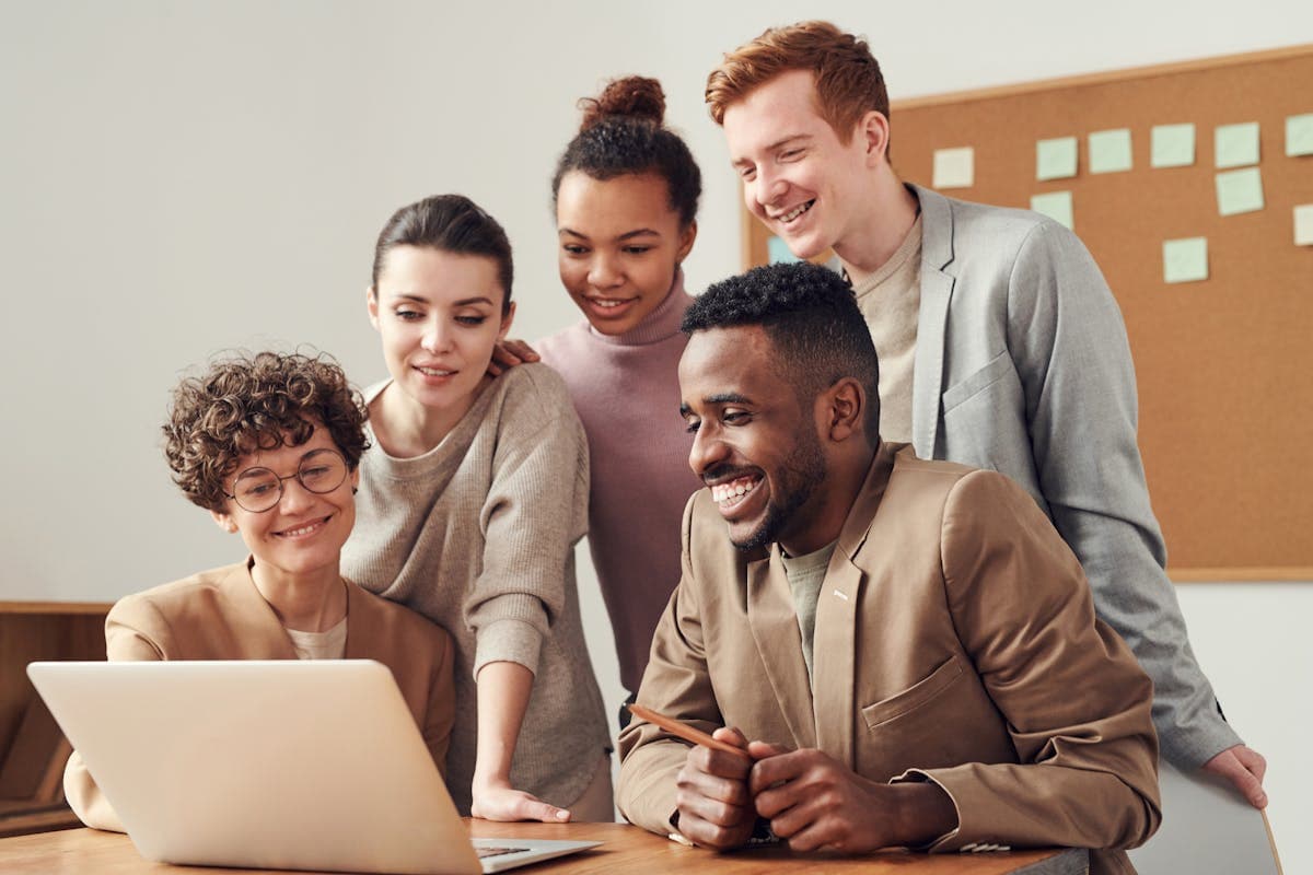Professionelles Team bei der Zusammenarbeit