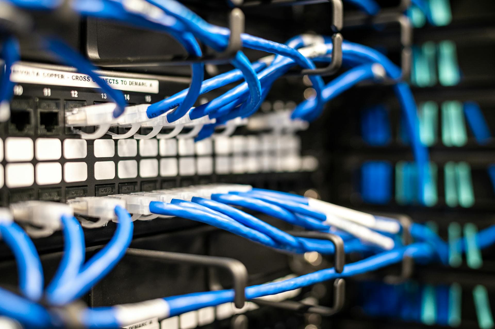 Server-Verkabelung als Symbol für Recovery-Ziele und Ausfallsicherheit