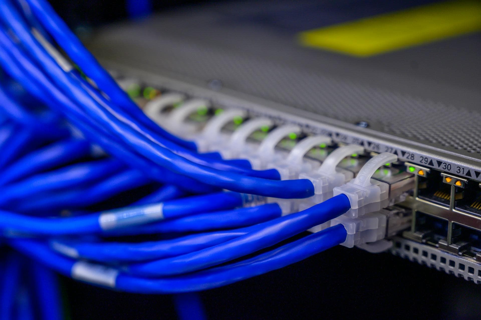 Netzwerkkabel und Ethernet-Verbindungen — becom.one redundantes Internet