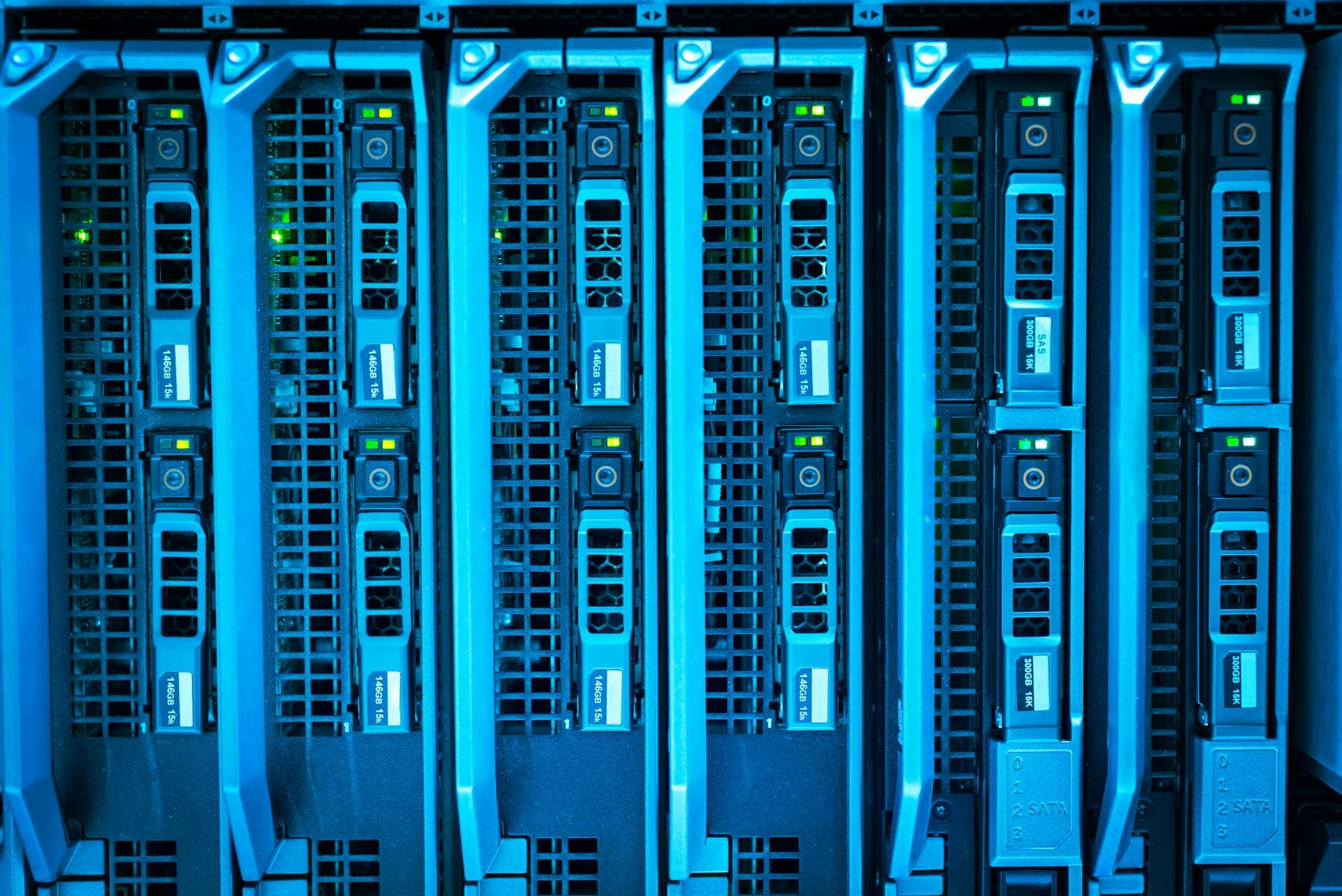Server-Infrastruktur mit blauer Beleuchtung — Stratus everRun fehlertolerante Server