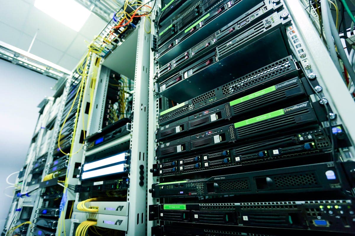 Redundante Server-Racks in einem modernen Rechenzentrum