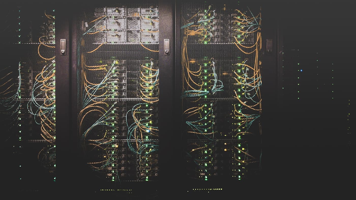 Server-Schränke mit Netzwerk-Verkabelung im Rechenzentrum — Stratus ftServer fehlertolerante Infrastruktur