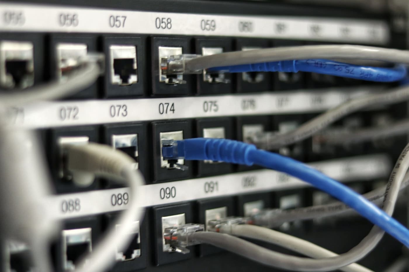 Netzwerk-Patch-Panel mit Ethernet-Kabeln — redundante Serveranbindung