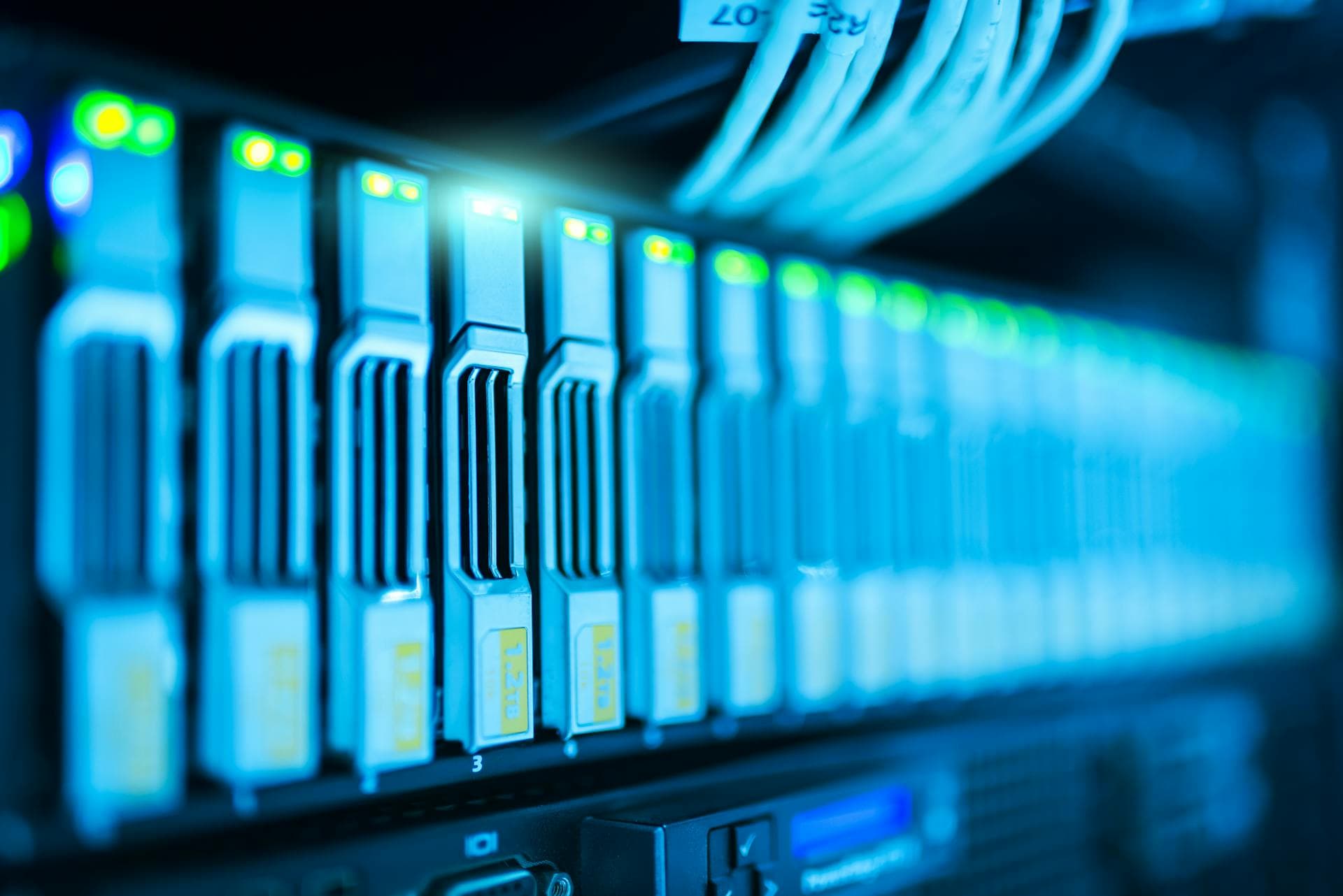 Kompakte Server-Hardware für Edge Computing — Stratus ztC Edge