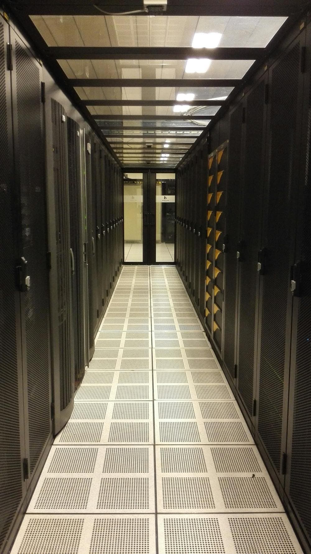 Rechenzentrum mit Server-Infrastruktur und Datenspeicherung